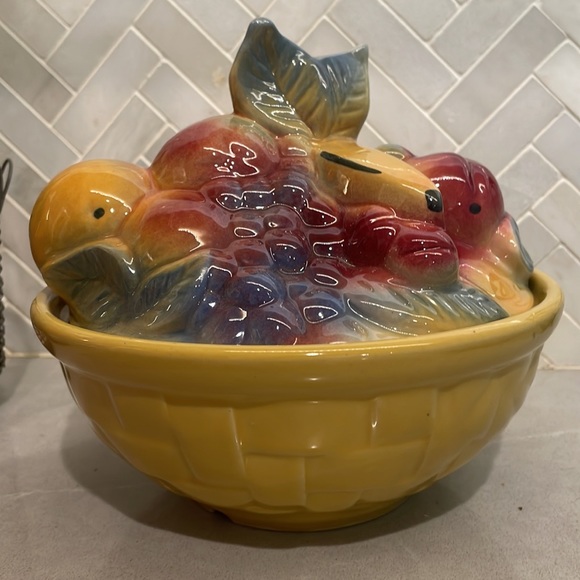 Shawnee USA Vintage Fruit Bowl and Lid - Picture 4 of 9